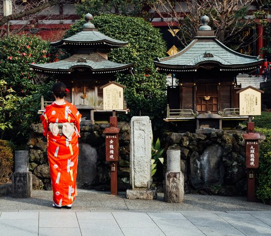 Femme en kimono  rouge de dos à Tokyo, japon