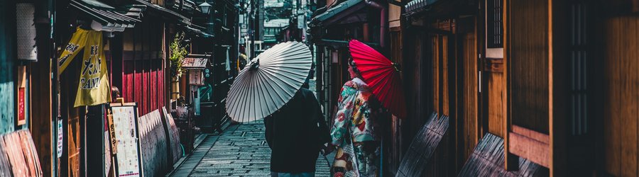 Couple dans une rue à Tokyo, Japon