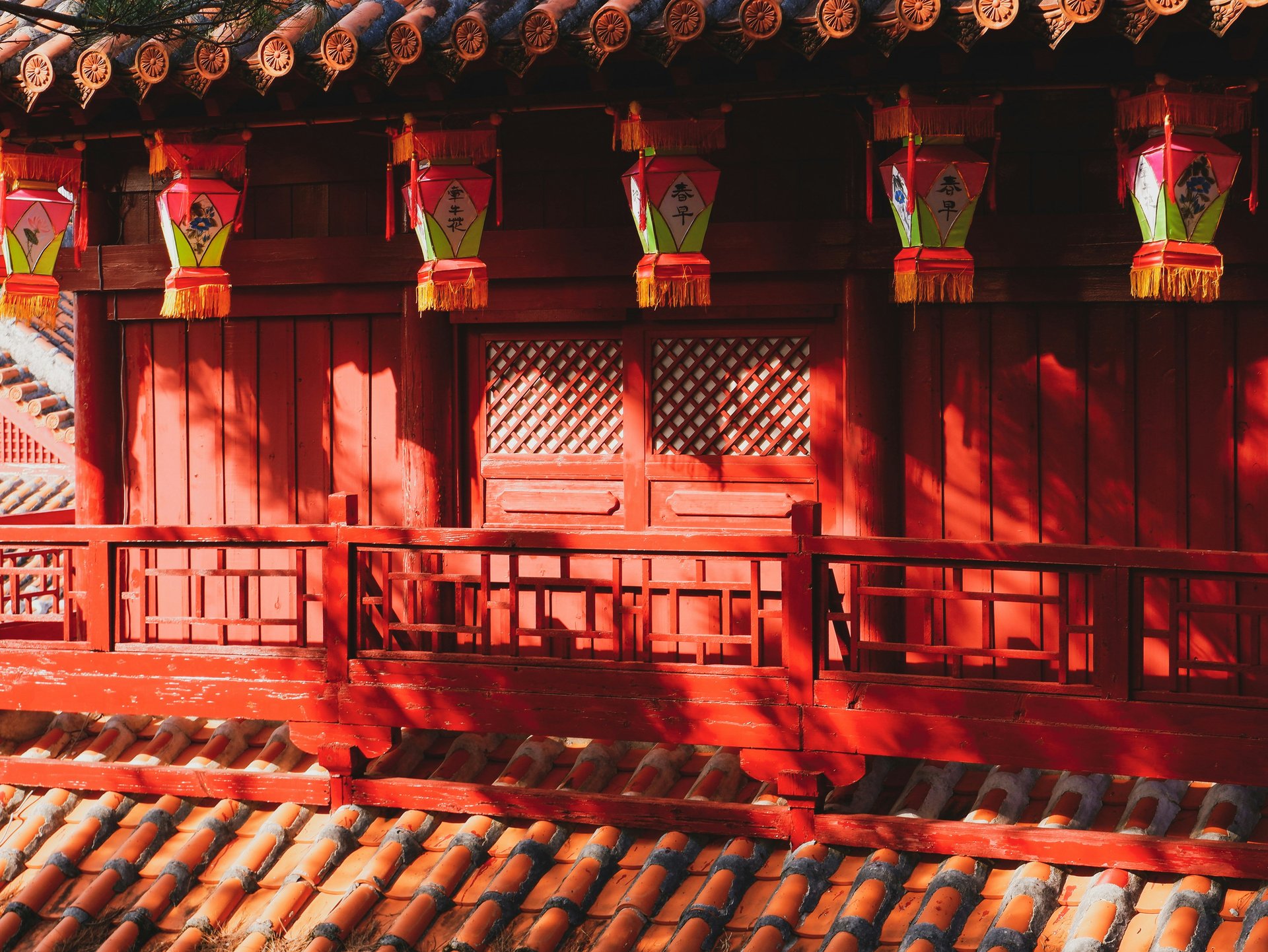 Temple rouge à Okinawa, Japon